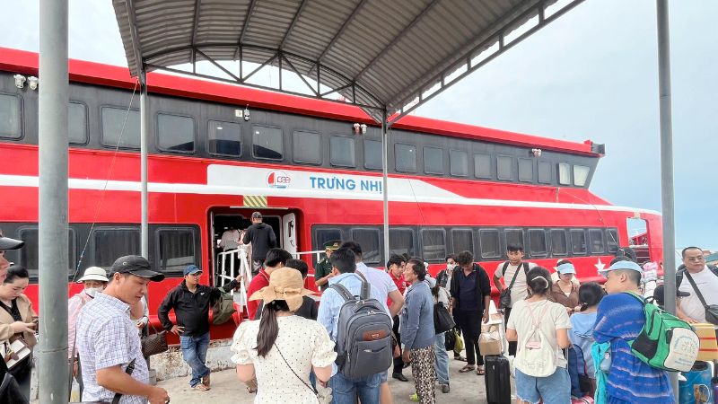 Tàu Trưng Nhị đón khách tại cảng Trần Đề