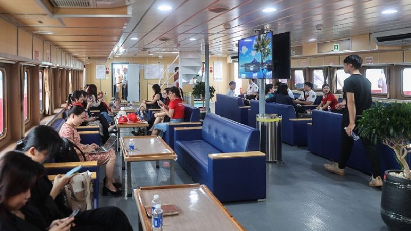 Khu vực cafe quầy bar thư giãn trên tàu Thăng Long