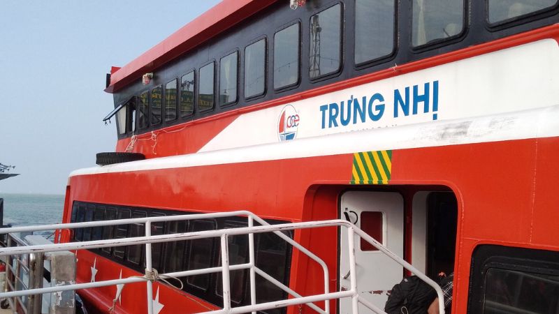 Lối lên tàu Trưng Nhị