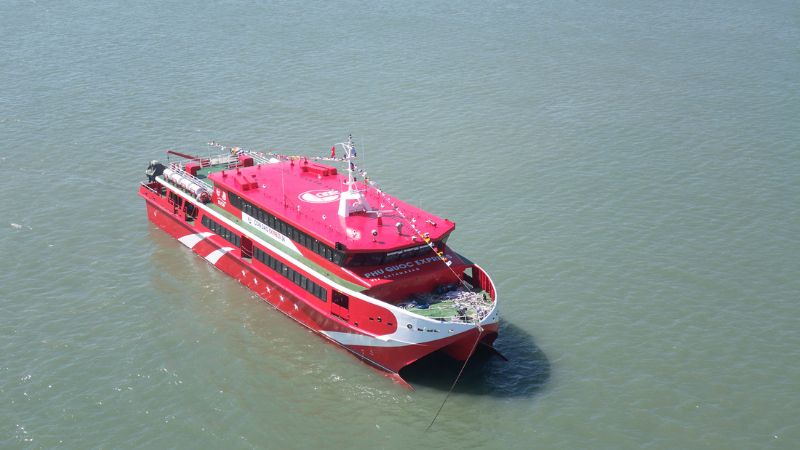 Tàu Côn Đảo Express 36 neo tại bến cảng