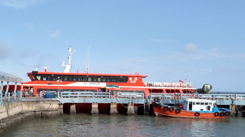 Tàu Trưng Nhị cập cảng Bến Đầm - Côn Đảo