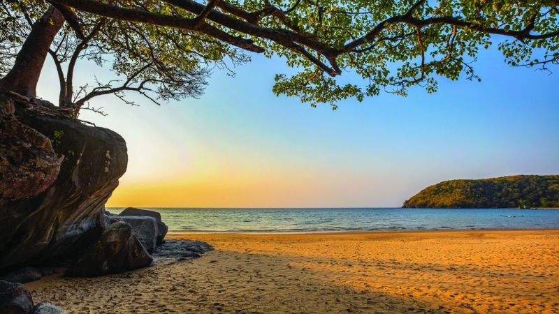 Bãi biển Đầm Trầu nguyên sơ dưới ánh hoàng hôn rực rỡ