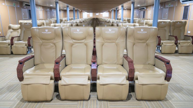 Cận cảnh khoang VIP sang trọng bên trong siêu tàu Thăng Long với ghế bọc da và không gian rộng rãi