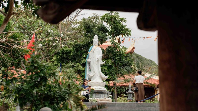Du khách check in tại khuôn viên chùa