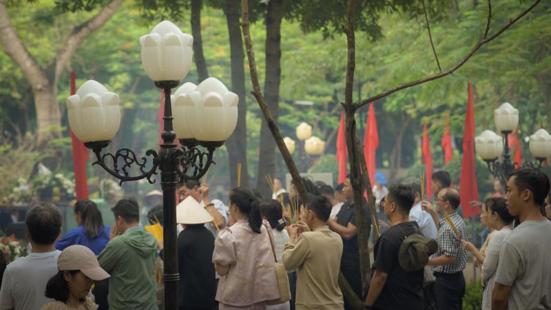 Du khách dâng hương và hoa tại khu vực nghĩa trang Hàng Dương Côn Đảo