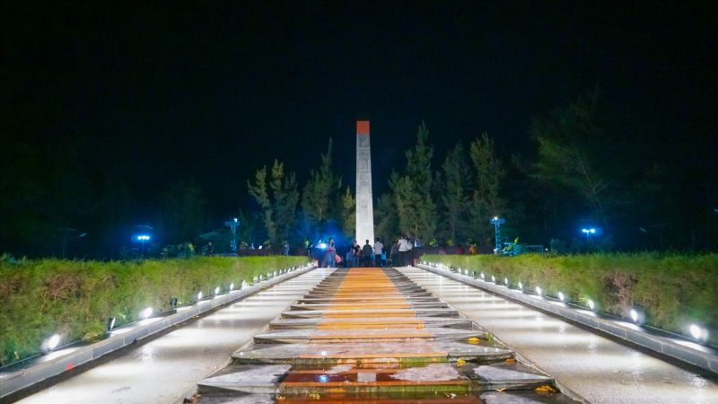 Du khách dâng hương tại Nghĩa trang Hàng Dương trong không khí trang nghiêm về đêm