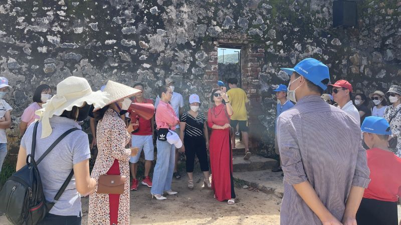 Du khách đi dạo và tham quan tại khu di tích nhà tù Côn Đảo trong thời tiết nắng dịu