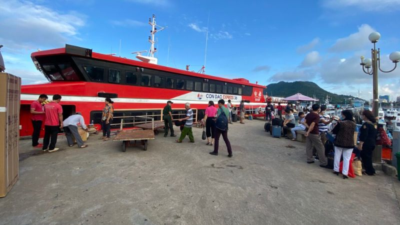 Hành khách làm thủ tục lên tàu cao tốc Phú Quốc Express đi Côn Đảo