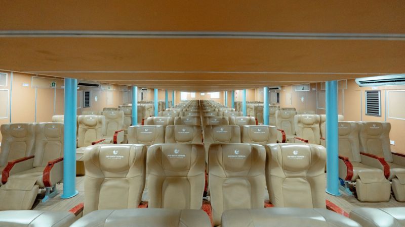 Không gian khoang VIP sang trọng bên trong siêu tàu Thăng Long với ghế bọc da cao cấp.