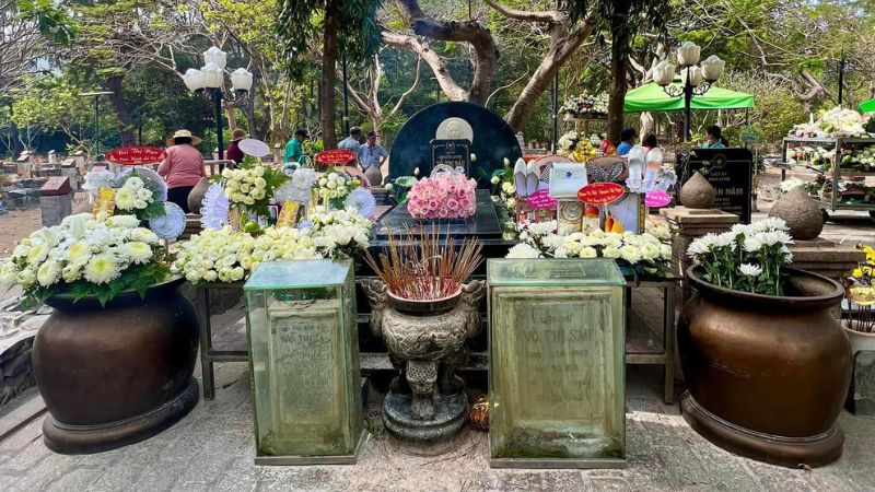 Mâm cúng cô Sáu được chuẩn bị tươm tất