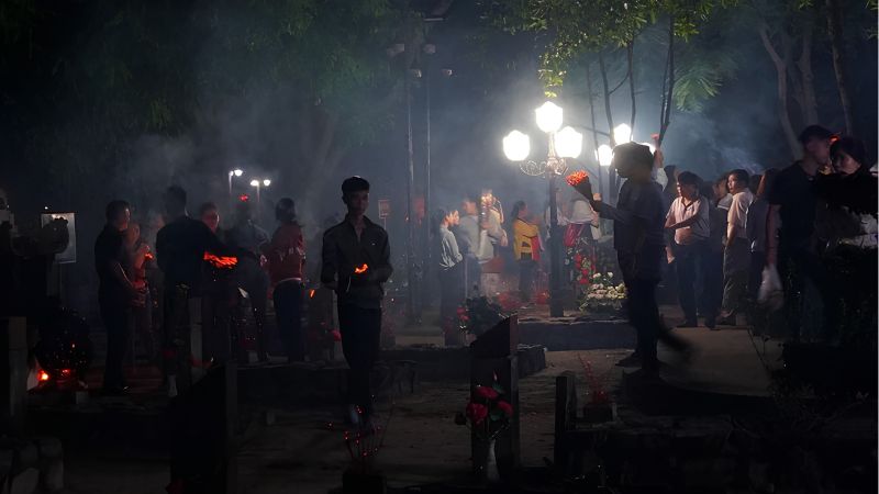 Người dân đi viếng nghĩa trang ban đêm