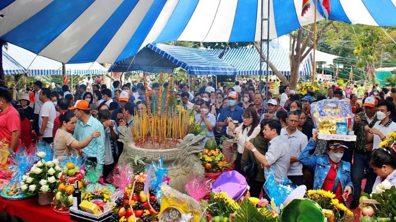Người dân đổ về vào ngày giỗ hàng năm của Bà