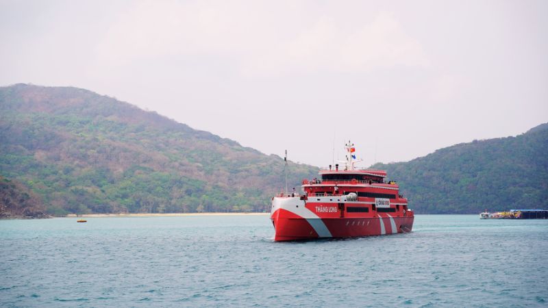 Siêu tàu Thăng Long sức chứa 1017 hành khách của Côn Đảo Express rẽ sóng tiến ra biển Đông