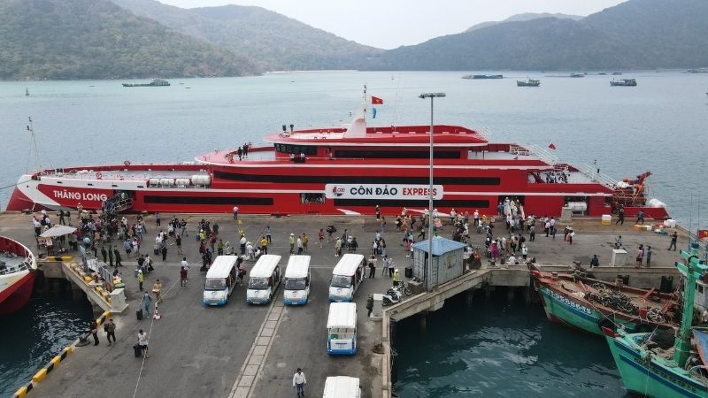 Siêu tàu Thăng Long - Côn Đảo Express cập cảng Bến Đầm - Côn Đảo