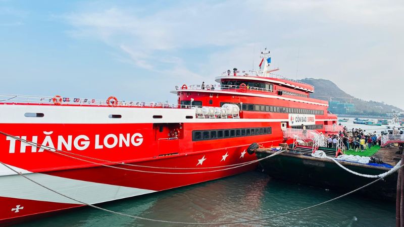 Tàu Thăng Long của Phú Quốc Express đang cập cảng Cầu Đá để đón khách