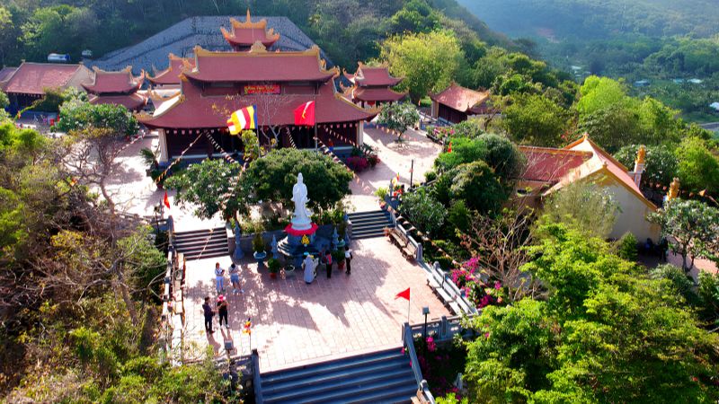 Toàn cảnh chùa Núi Một Côn Đảo ẩn mình giữa không gian xanh mát của núi rừng
