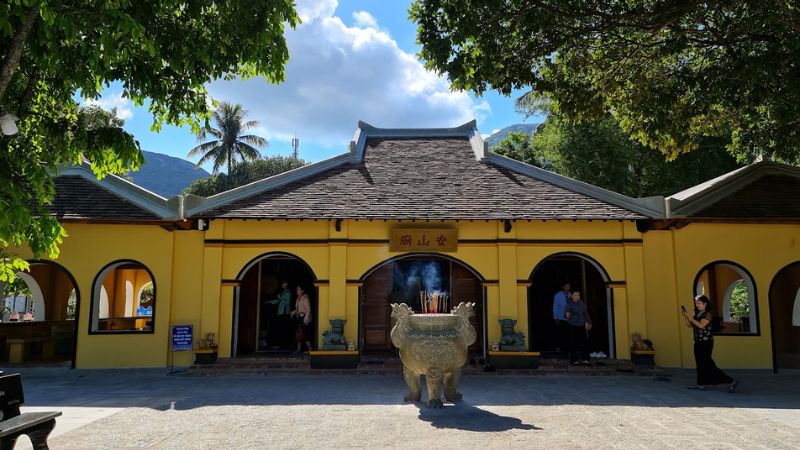 Toàn cảnh không gian phía trong An Sơn Miếu Côn Đảo