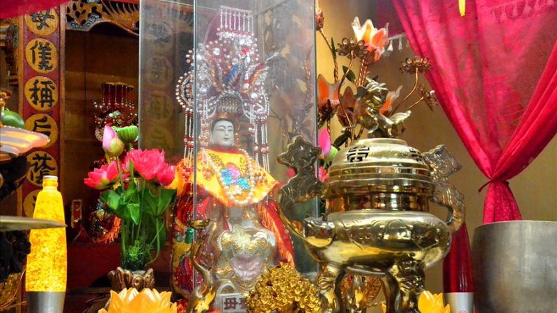 Tượng thờ bà Phi Yến bên trong chính điện