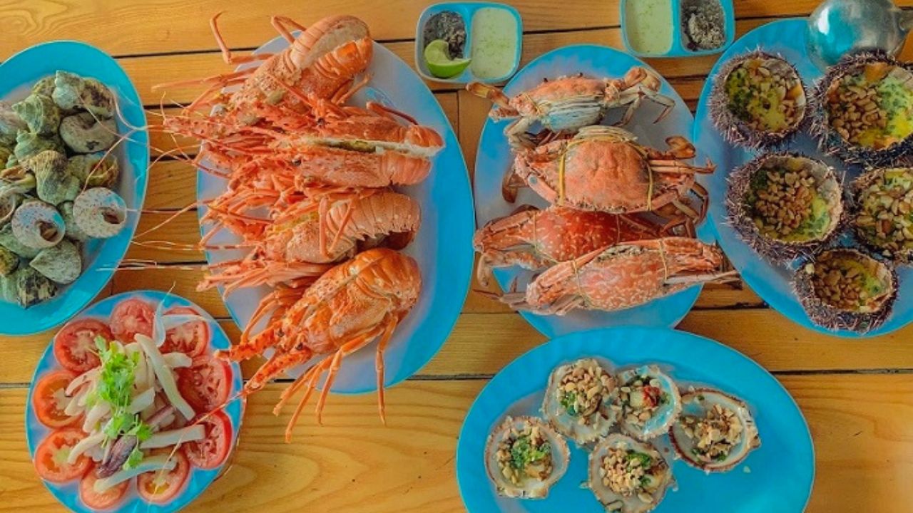 Mâm hải sản Côn Đảo tươi rói với cua mặt trăng, ốc vú nàng và tôm hùm đỏ