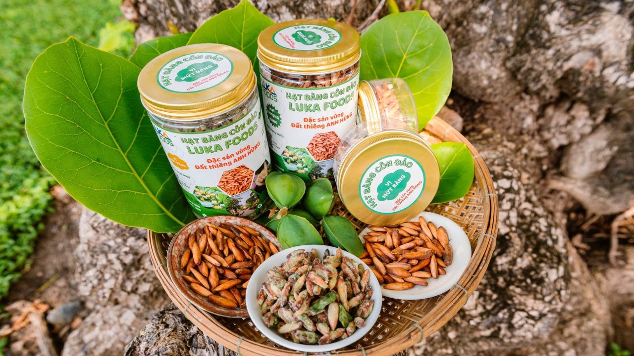 Những hũ mứt hạt bàng rang muối và rang đường được đóng gói sang trọng